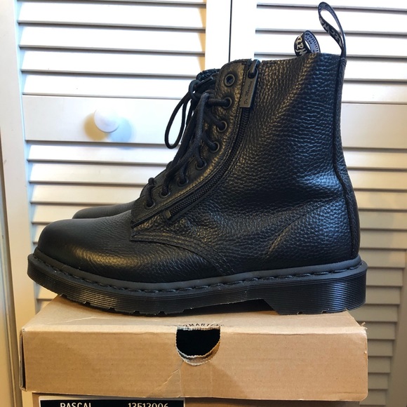 dr martens black virginia pascal